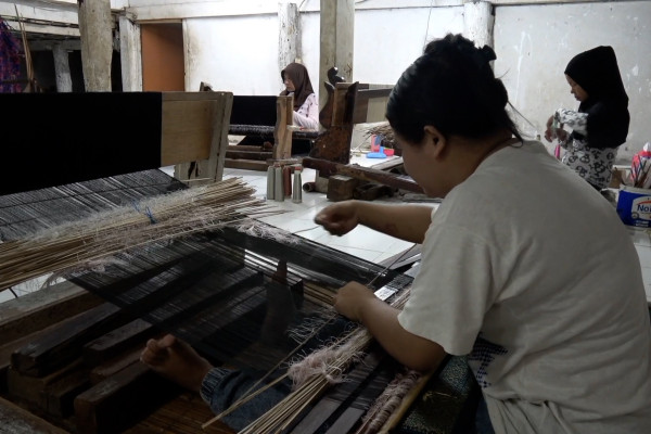 Melihat koleksi songket usia ratusan tahun milik perajin di Palembang