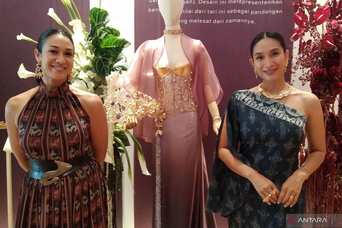 Tulola tuangkan ornamen tarian tradisional untuk koleksi baru